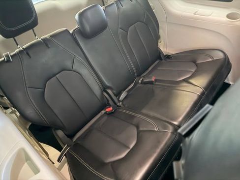 Used 2024 Chrysler Pacifica Touring-L FWD image 37