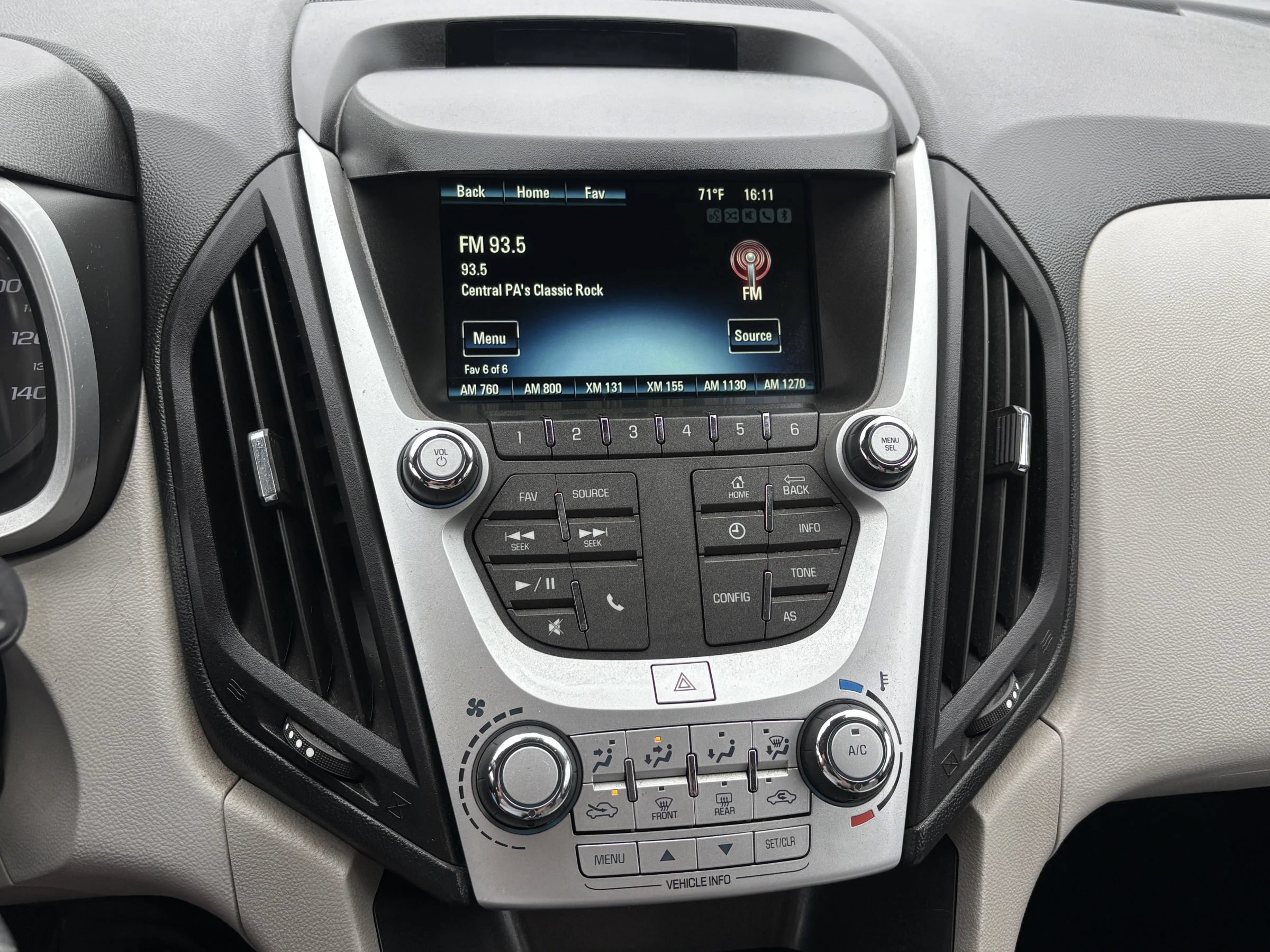 Used 2017 Chevrolet Equinox LT w/ Driver Confidence Package II AWD/4WD image 19