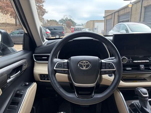 Used 2024 Toyota Highlander Limited image 35