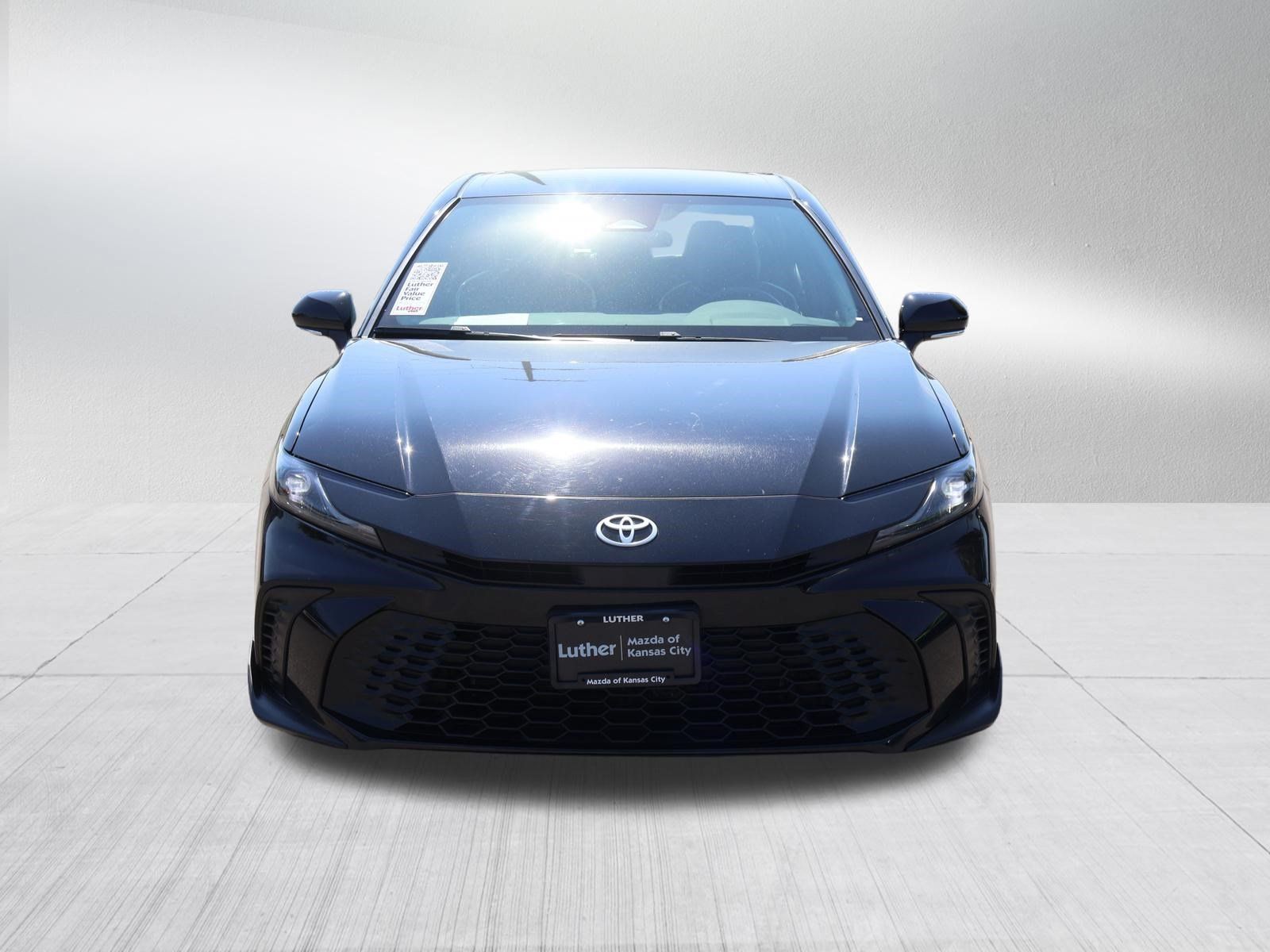 Used 2025 Toyota Camry SE FWD image 2