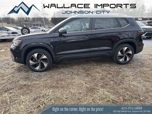 New 2026 Volkswagen Taos SE image 3