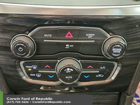Used 2021 Chrysler 300 Touring w/ Driver Convenience Group image 19