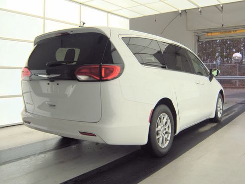 Used 2022 Chrysler Voyager LX image 2