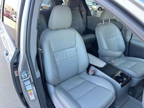 Used 2018 Toyota Sienna XLE Premium image 30