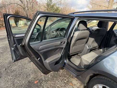 Used 2017 Volkswagen Golf S image 23