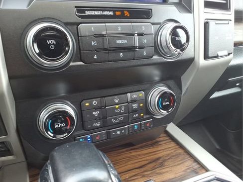 Used 2019 Ford F150 Lariat w/ Equipment Group 502A Luxury AWD/4WD image 20
