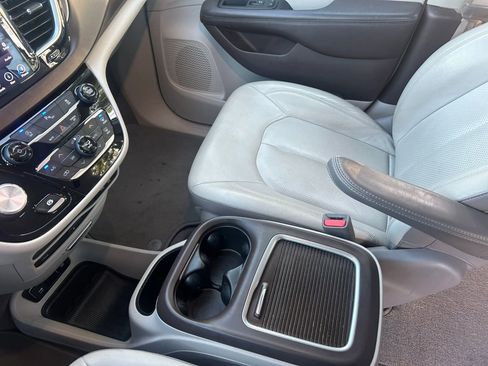 Used 2018 Chrysler Pacifica Touring-L Plus w/ Tire & Wheel Group image 24