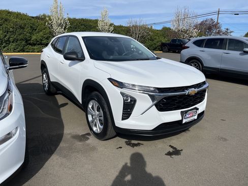 Used 2024 Chevrolet Trax LS image 6