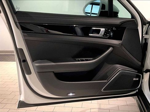 Used 2020 Porsche Panamera image 26