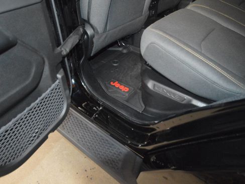 Used 2024 Jeep Wrangler Unlimited Sahara w/ Dual Top Group image 29