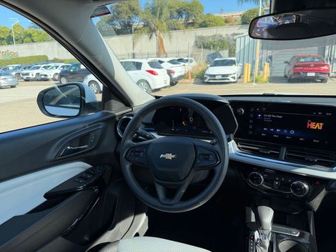 Used 2025 Chevrolet Trax LT image 32