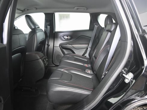 Used 2022 Jeep Cherokee Trailhawk image 17