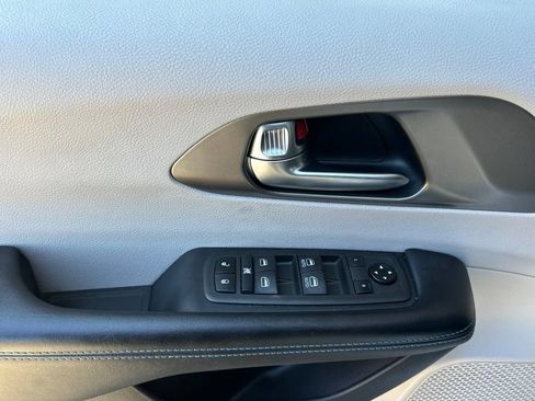 Used 2021 Chrysler Pacifica Touring FWD image 11