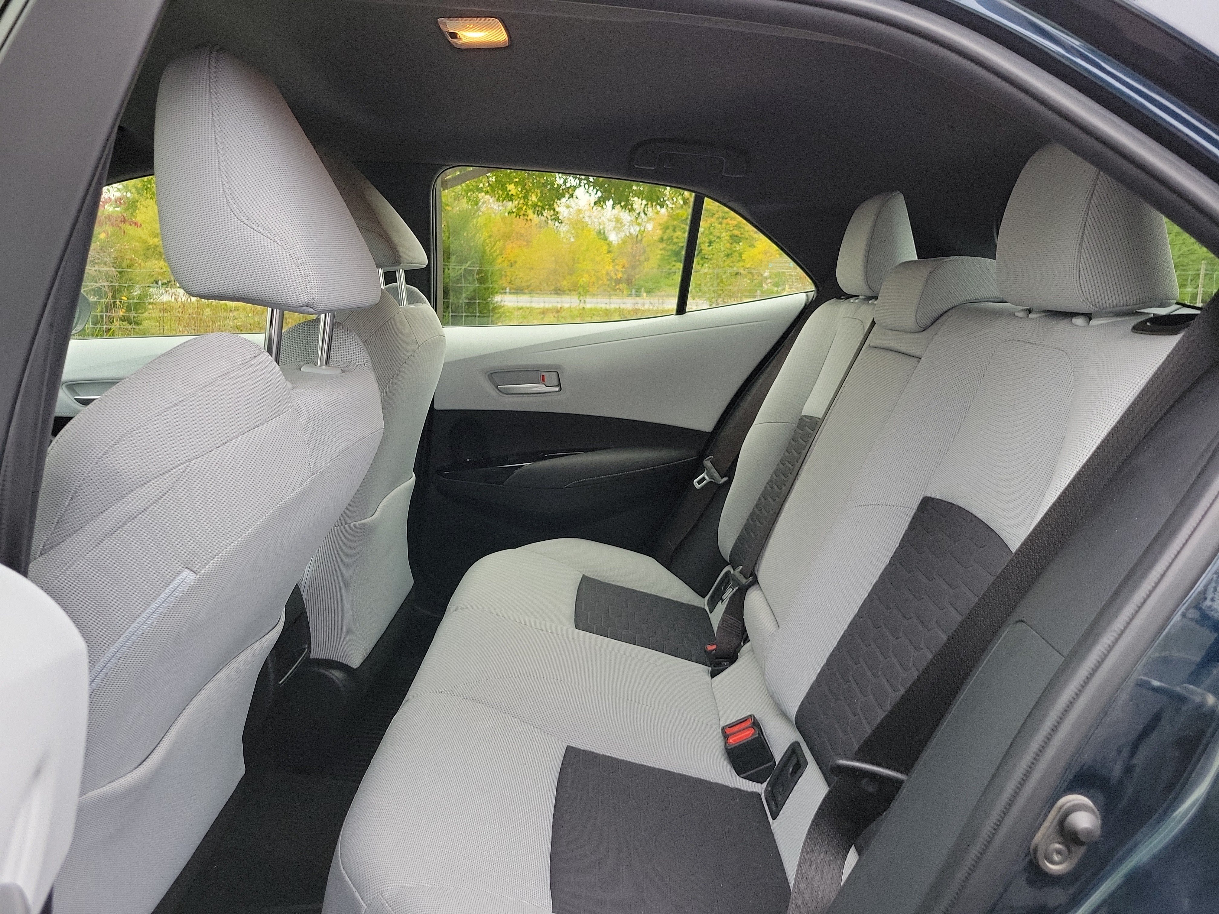Used 2022 Toyota Corolla SE w/ SE Preferred Package FWD image 11