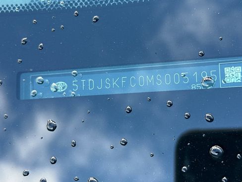 Used 2021 Toyota Sienna XLE image 3