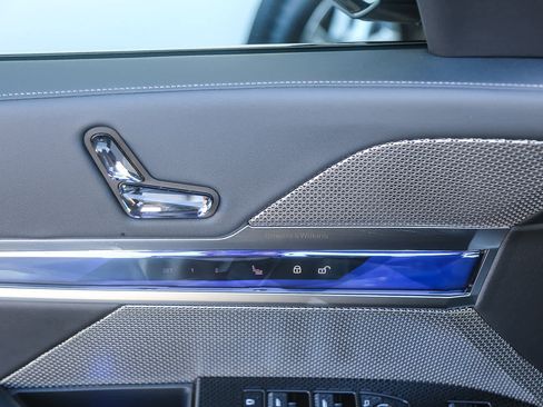 Used 2024 BMW 760i xDrive w/ Premium Package 2 image 18