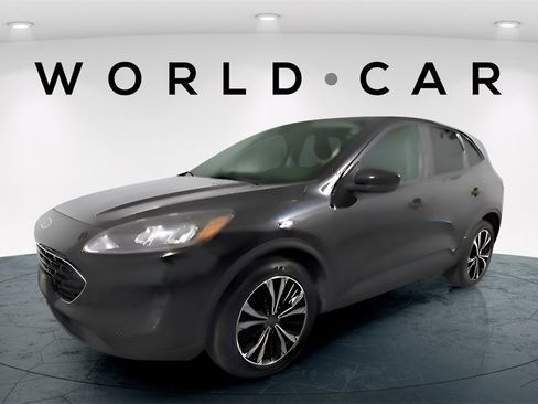 Used 2022 Ford Escape SE w/ SE Sport Appearance Package image 3