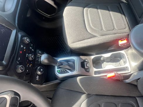 Used 2022 Jeep Renegade Latitude AWD/4WD image 16