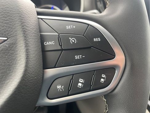 Used 2022 Chrysler Pacifica Touring-L image 20