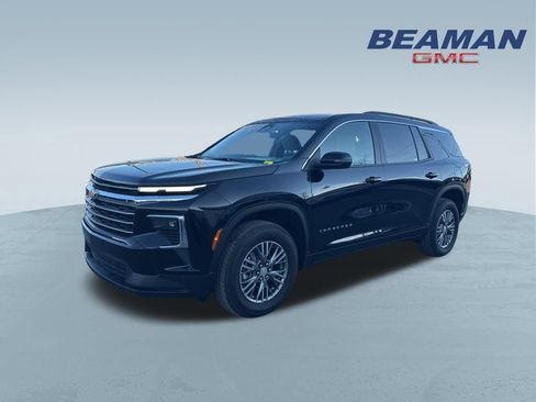 Used 2025 Chevrolet Traverse LT image 3