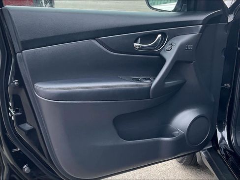 Used 2018 Nissan Rogue SV w/ Premium Package image 9