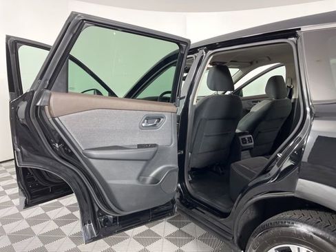 Used 2022 Nissan Rogue SV image 40