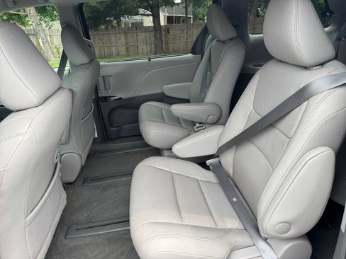 Used 2017 Toyota Sienna XLE Premium AWD/4WD image 19