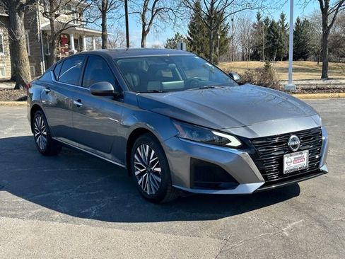 Certified 2023 Nissan Altima 2.5 SV w/ SV Premium Package image 3