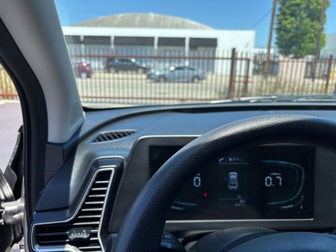Used 2025 Kia Sportage LX FWD image 34