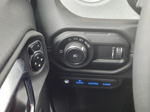 Used 2025 Jeep Wrangler Unlimited Sahara AWD/4WD image 10