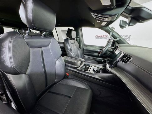 Used 2024 Jeep Wagoneer L Series II image 29