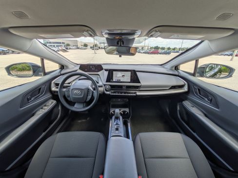 Used 2026 Toyota Prius LE FWD image 31