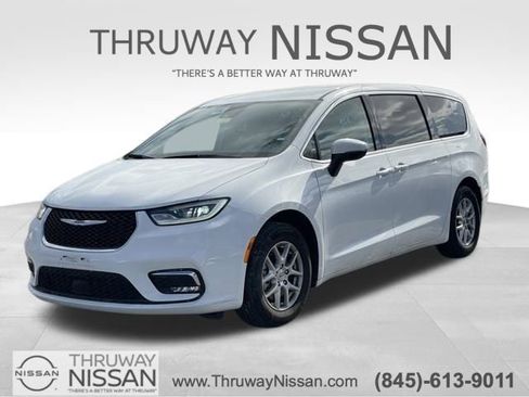 Used 2023 Chrysler Pacifica Touring-L image 1