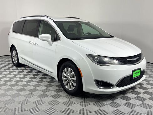 Used 2018 Chrysler Pacifica Touring-L image 7
