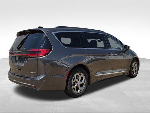 Used 2023 Chrysler Pacifica Limited FWD image 6