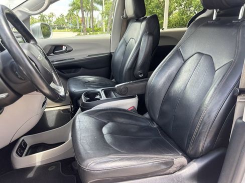 Used 2020 Chrysler Pacifica Touring-L FWD image 9