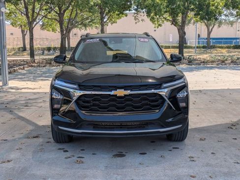 Used 2025 Chevrolet Trax LT w/ LT Convenience Package FWD image 2
