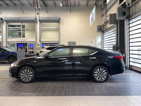 Used 2024 Nissan Altima 2.5 SV w/ SV Premium Package AWD/4WD image 3