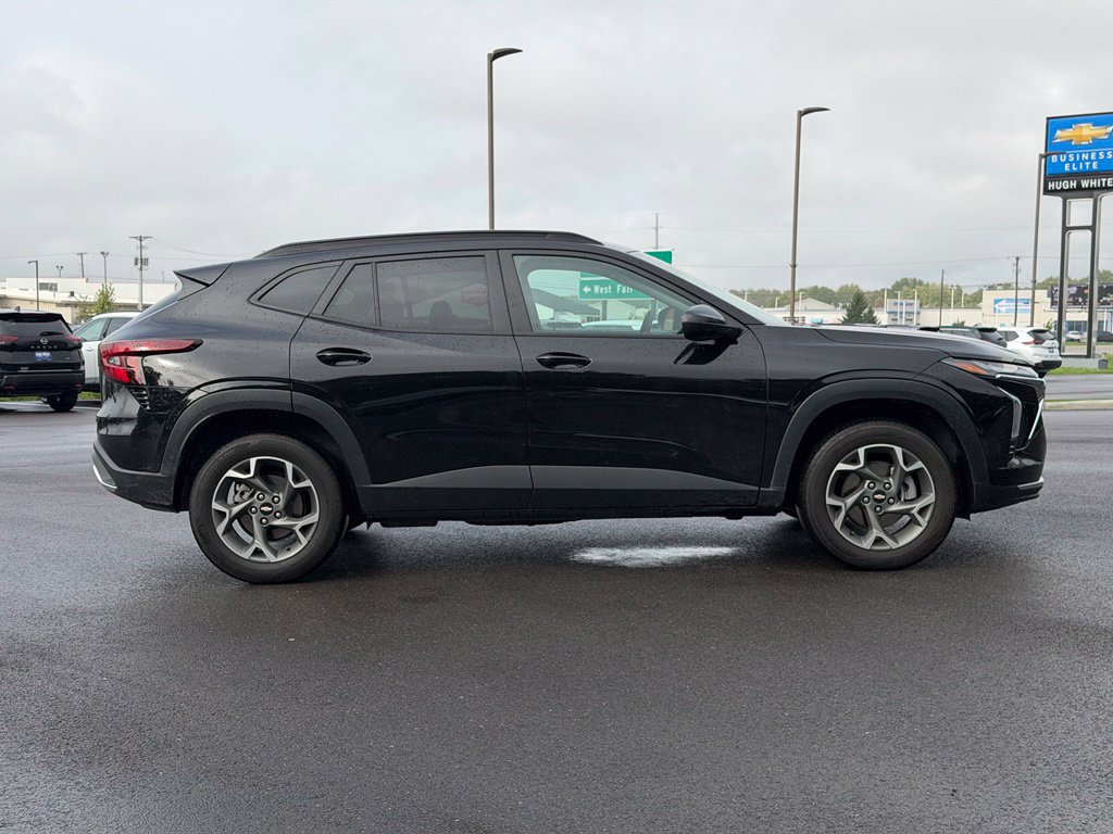 Used 2025 Chevrolet Trax LT FWD image 6