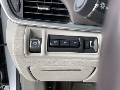 Used 2013 Cadillac XTS Platinum image 23