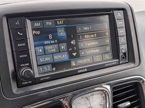 Used 2016 Chrysler Town & Country Touring-L FWD image 26