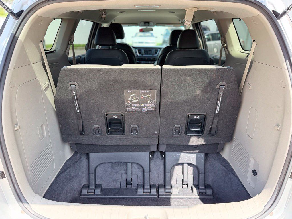 Used 2017 Kia Sedona LX w/ LX Essentials Premium Package FWD image 25