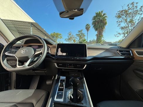 Used 2025 Volkswagen Atlas SE image 34