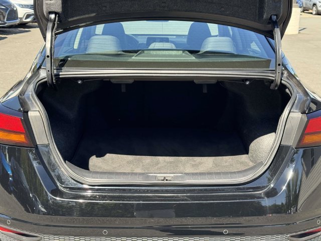 Used 2025 Nissan Altima 2.5 SV FWD image 13