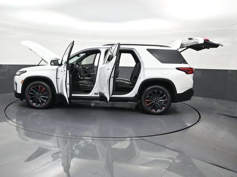 Used 2024 Chevrolet Traverse RS FWD image 38