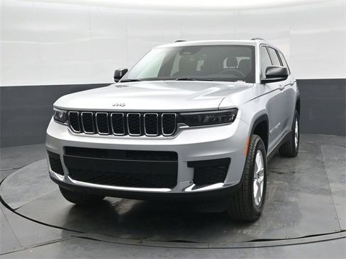 New 2025 Jeep Grand Cherokee L Laredo image 8