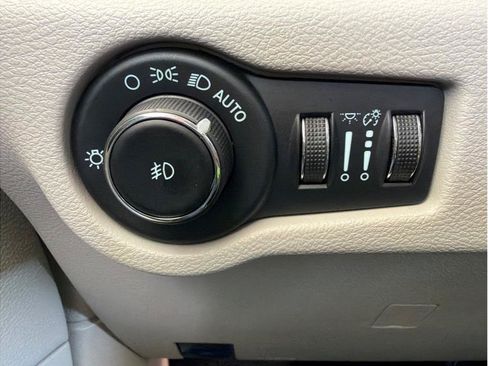 Used 2023 Chrysler Pacifica Limited FWD image 27