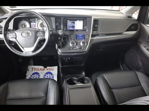 Used 2019 Toyota Sienna SE Premium FWD image 14