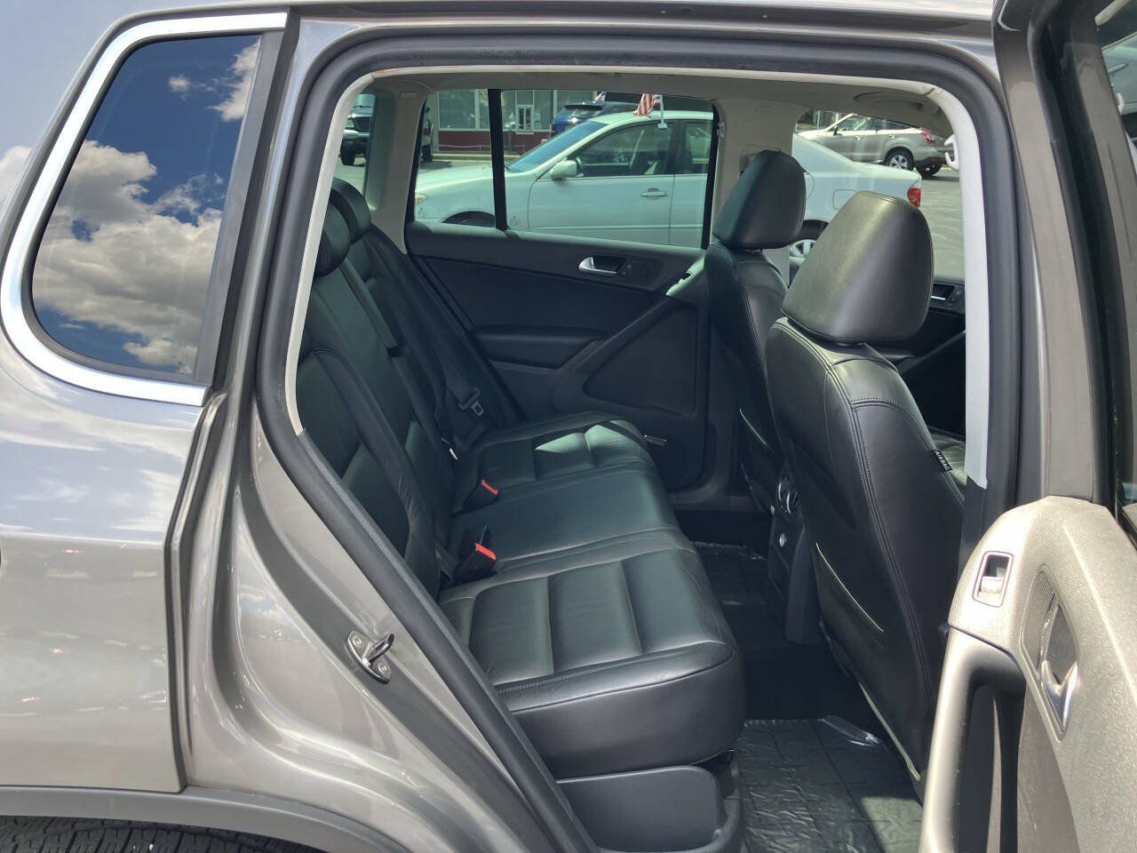 Used 2010 Volkswagen Tiguan SE AWD/4WD image 24