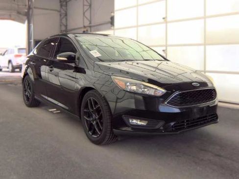 Used 2016 Ford Focus SE w/ Equipment Group 201A FWD image 3
